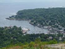 A pequena cidade de Camden, vista do alto de Camden Hill State Park, no litoral de Maine, nos Estados Unidos